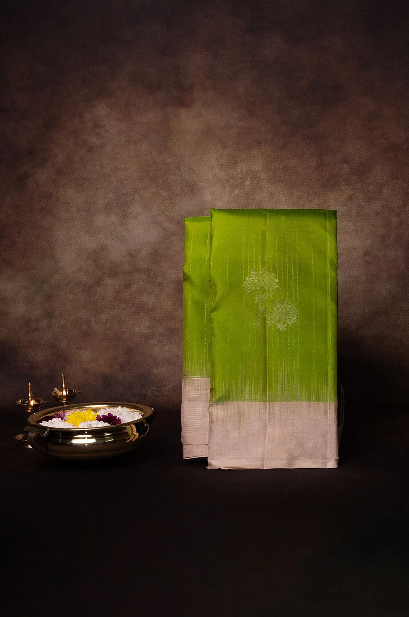 Mayuri Silk Kelly Green And Light Silver And Pink Shade Border